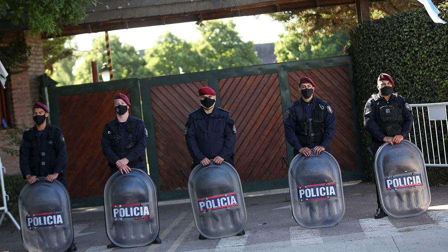 Полиция у&nbsp;кладбища &laquo;Белла-Виста&raquo; во время похорон Диего Марадоны в&nbsp;Буэнос-Айресе