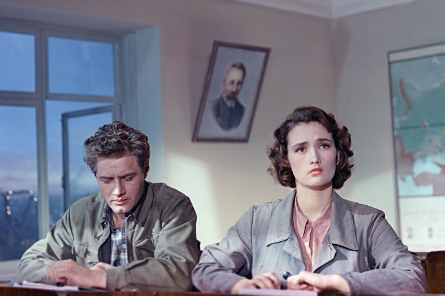 Актеры Зинаида Кириенко и Леонид Тарабаринов в&nbsp;кадре из&nbsp;фильма &laquo;Поэма о&nbsp;море&raquo;, 1958&nbsp;год