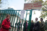 Родители и дети не согласны с закрытием единственной районной школы.