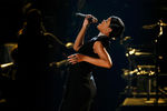 Рианна во время выступления на&nbsp;American Music Awards в&nbsp;Лос-Анджелесе