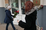 Люди несут цветы к представительству Волгоградской области в Москве