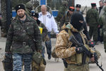 Украинские военнослужащие покидают штаб Военно-морских сил Украины