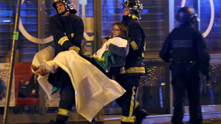 Ситуация около театра Bataclan, где взяты в заложники более 100 человек, 13 ноября 2015 года