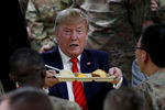 Президент США Дональд Трамп во время ужина с военнослужащими на авиабазе Баграм в Афганистане, 28 ноября 2019 года