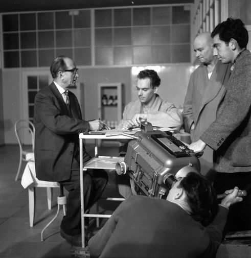 <b>На съемках фильма &laquo;Девять дней одного года&raquo;</b>
<br>В начале 1960-х годов Михаил Ромм снял один из&nbsp;главных фильмов периода оттепели &laquo;Девять дней одного года&raquo;. Картина рассказывает не о&nbsp;рабочем классе, а о&nbsp;представителях науки &mdash; физиках-ядерщиках. По&nbsp;сюжету один из&nbsp;них &mdash; герой Алексея Баталова &mdash; получает опасную для&nbsp;жизни дозу радиации, но тем не менее продолжает работу. В&nbsp;ленте появилась плеяда молодых, впоследствии ставших звездами актеров: Алексей Баталов, Иннокентий Смоктуновский, Татьяна Лаврова, Евгений Евстигнеев. 