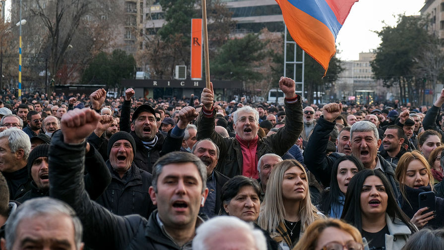 Сторонники оппозиции во время митинга в&nbsp;центре Еревана, 25&nbsp;февраля 2021&nbsp;года