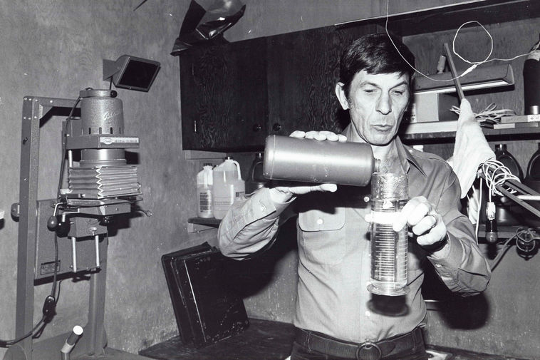 Леонард Нимой во время работы в&nbsp;фотолаборатории со своими снимками, 1980-е годы