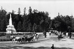 Прогулка петербургской знати по парку в Петергофе, 1900-е годы