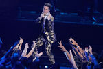 Вокалист поп-группы Panic! At the Disco Брендон Ури во время выступления на церемонии вручения премии MTV Video Music Awards в Нью-Йорке, 20 августа 2018 года