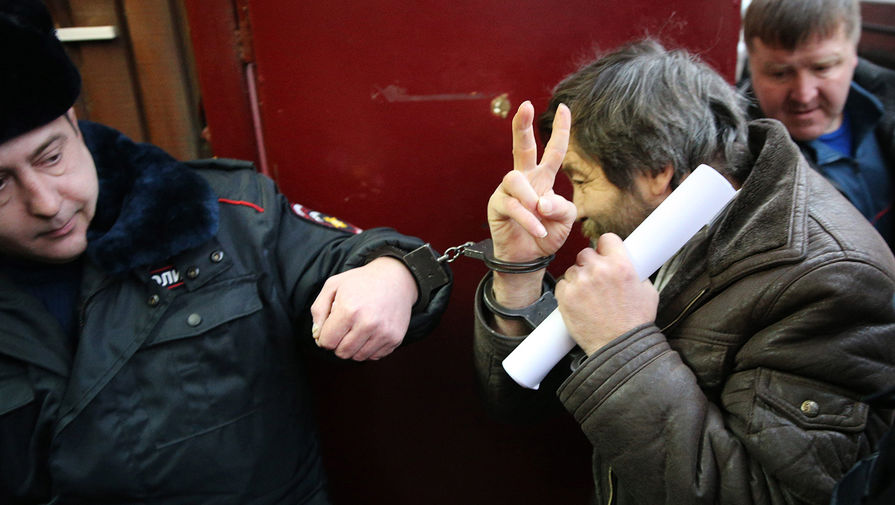 Сергей Мохнаткин у Тверского районного суда Москвы, 2014 год
