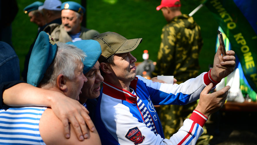 Десантники на праздновании Дня Воздушно-десантных войск в парке Горького в Москве, 2 августа 2020 года