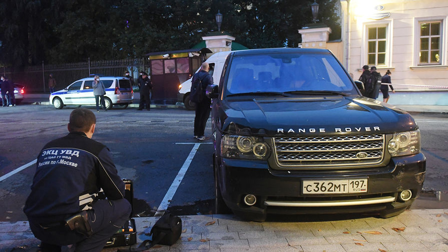 Автомобиль Range Rover, врезавшийся в ограждение резиденции посла США в Москве, 18 сентября 2020 года