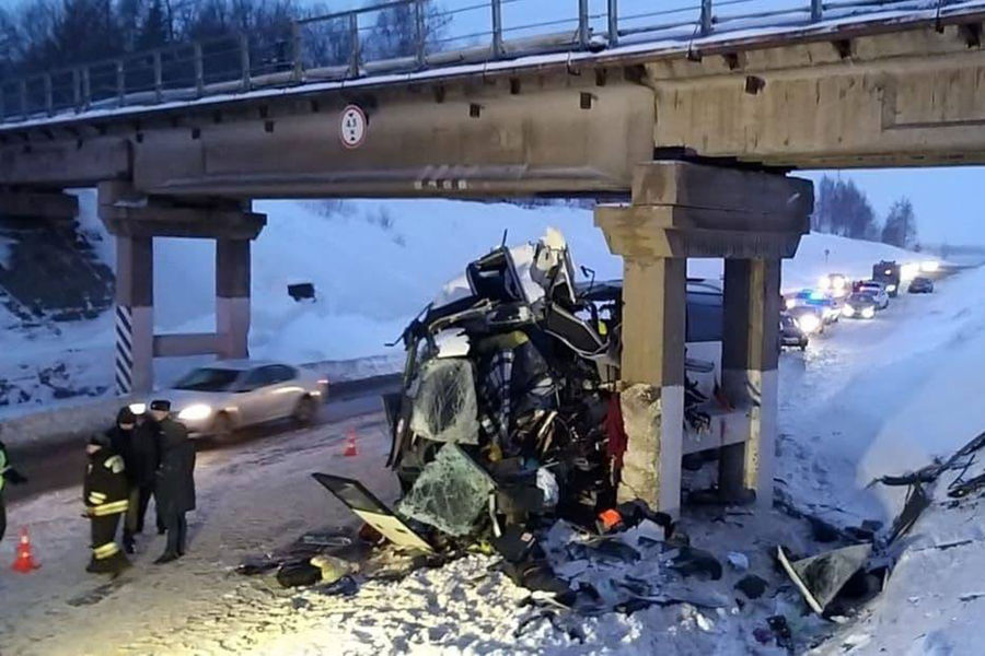 На&nbsp;месте ДТП на&nbsp;трассе &laquo;Каспий&raquo; около&nbsp;села Вослебово, где автобус &laquo;Неоплан&raquo; врезался в&nbsp;опору железнодорожного моста, 2&nbsp;января 2022&nbsp;года