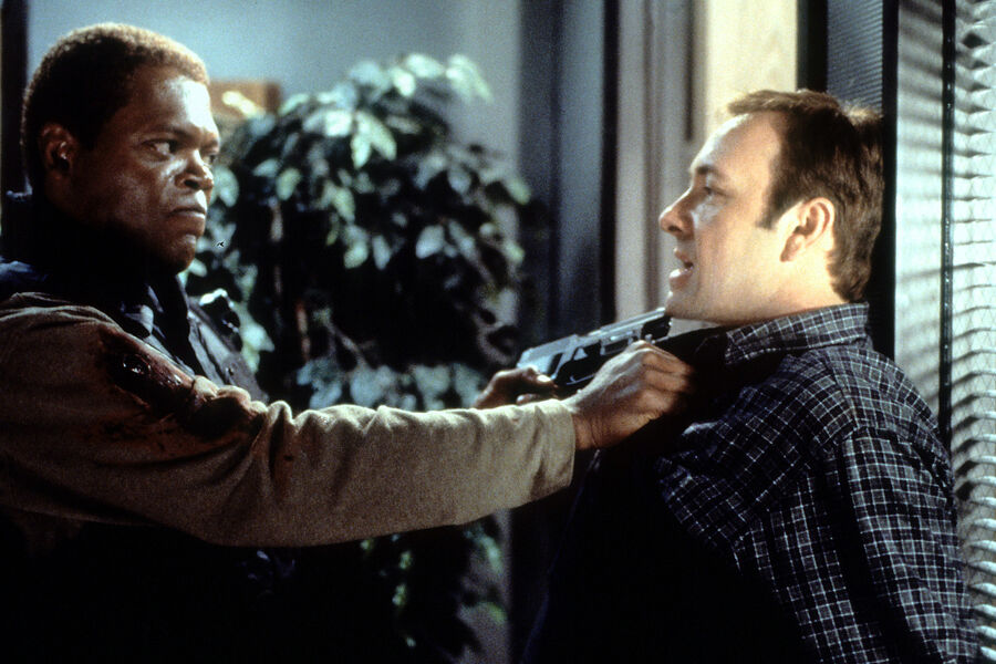 <b>&laquo;Переговорщик&raquo; (1998), Ф. Гэри Грей</b>
<br><br>
В&nbsp;криминальном триллере Феликса Гэри Грэя Джексон исполнил роль Дэнни Роумэна, собственно, как раз полицейского переговорщика &ndash; одного из&nbsp;лучших в&nbsp;Чикаго. По&nbsp;сюжету его героя подставляют, обвиняя в&nbsp;убийстве, которое он не совершал, и в&nbsp;критической ситуации Дэнни решается на&nbsp;отчаянный шаг &ndash; взять в&nbsp;заложники людей и пригласить к&nbsp;переговорам своего коллегу, которому он попытается доказать непричастность к&nbsp;вменяемому ему преступлению.
