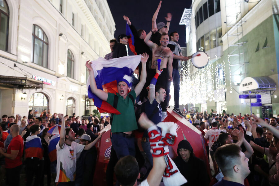Болельщики сборной России радуются победе в&nbsp;матче группового этапа чемпионата мира по&nbsp;футболу между&nbsp;сборными России и Египта на&nbsp;Никольской улице в&nbsp;Москве, 20&nbsp;июня 2018&nbsp;года