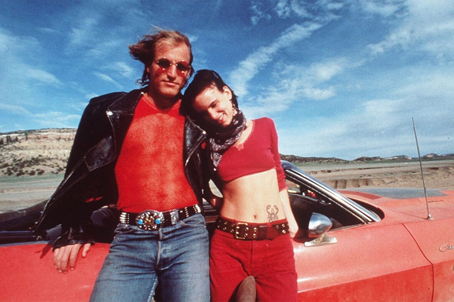 <b>«Прирожденные убийцы» (1994)
</b><br><br>
Важной вехой в&nbsp;творческом пути Харрельсона стала роль серийного убийца Микки Нокса в&nbsp;криминальной драме Оливера Стоуна. Подобно Бонни и Клайду, он в&nbsp;паре с&nbsp;Джульетт Льюис, исполнившей роль его жены, совершает кровавые убийства, периодически вспоминая пережитое насилие в&nbsp;детстве со стороны своих родителей. Фильм имеет две концовки.
