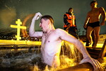 Верующий во время крещенских купаний в реке Волге в Кинешме, 19 января 2025 года