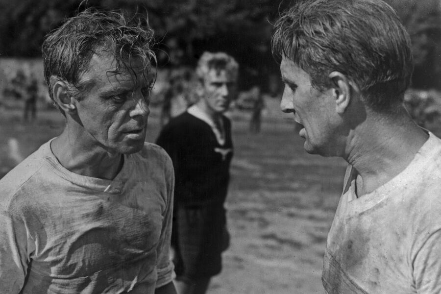 <b>&laquo;Третий тайм&raquo; (1962)</b>
<br><br>
Драматическая лента о&nbsp;так называемом &laquo;матче смерти&raquo; между&nbsp;советскими военнопленными и немецкой командой в&nbsp;оккупированном Киеве. Глеб Стриженов сыграл опытного футболиста Евгения Рязанцева, его партнерами стали Юрий Волков, Владимир Кашпур, Леонид Куравлев и Вячеслав Невинный. Фильм занял шестое место в&nbsp;прокате СССР 1963&nbsp;года &mdash; в&nbsp;кино его посмотрели более 30&nbsp;млн зрителей. 