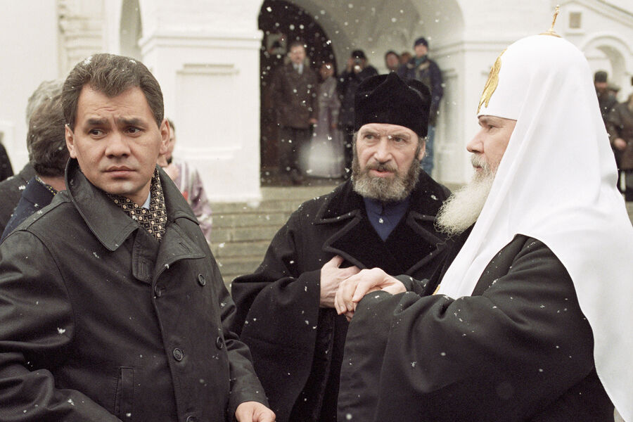 Патриарх Московский и всея Руси Алексий II (справа) и министр МЧС России Сергей Шойгу (слева), 06&nbsp;апреля 1999&nbsp;года