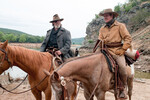 <b>«Железная хватка» (2010)</b>
<br><br>
В вестерне братьев Коэн партнером Деймона стал Джефф Бриджес. Они сыграли ковбоев, которые преследуют бандита Теда Чайни по Дикому Западу.
<br><br>
На съемках Деймону пришлось имитировать дефект речи своего героя. Для этого он связывал язык резинкой.
