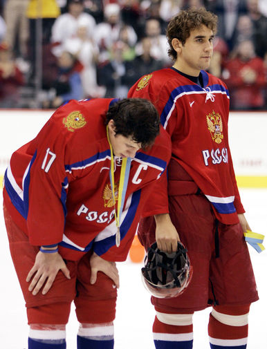2006 год. Хоккеисты Евгений Малкин и Сергей Огородников после финала молодежного чемпионата мира 2006 года