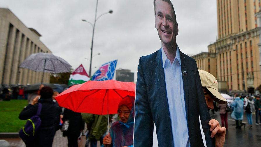 Участники митинга в поддержку незарегистрированных кандидатов в Мосгордуму на проспекте Академика Сахарова в Москве