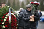 Советский и российский спортивный журналист Леонид Трахтенберг (справа) на церемонии прощания со спортивным комментатором Василием Уткиным в Москве, 23 марта 2024 года