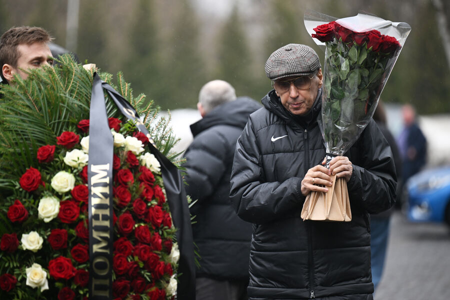 Советский и российский спортивный журналист Леонид Трахтенберг (справа) на&nbsp;церемонии прощания со спортивным комментатором Василием Уткиным в&nbsp;Москве, 23&nbsp;марта 2024&nbsp;года
