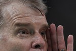 Тренер бразильской команды Бернардиньо дает указания своей команде