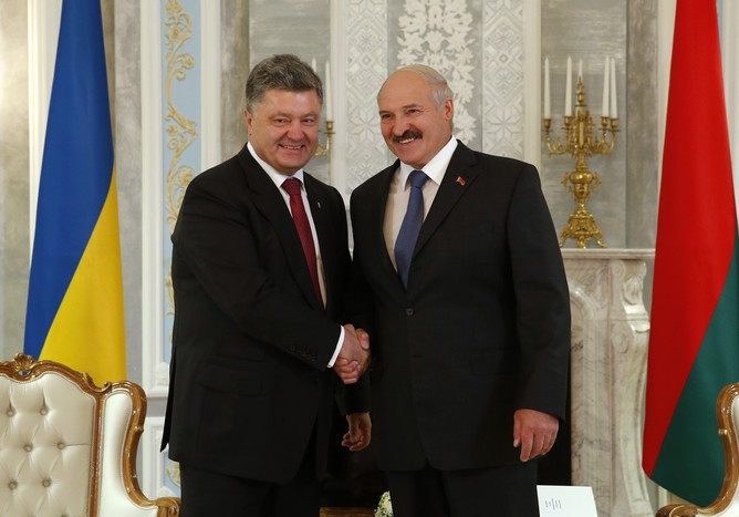 Президент Украины Петр Порошенко и президент Белоруссии Александр Лукашенко во время встречи