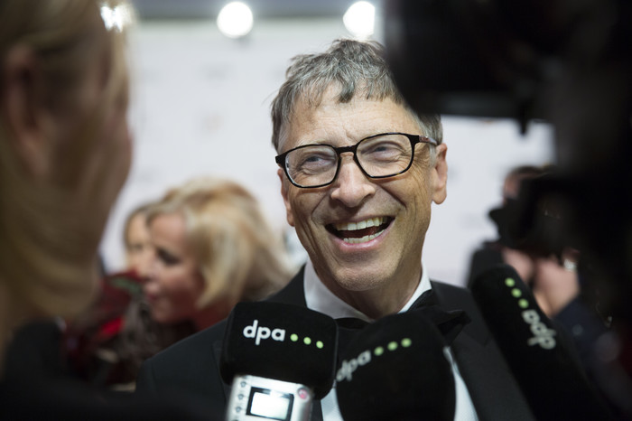 Билл Гейтс. Основатель Microsoft. Состояние &ndash; $79,2 млрд.
Билл Гейтс традиционно занял в&nbsp;рейтинге первое место. Сооснователь Microsoft до&nbsp;сих пор держит 13% своего состояния в&nbsp;акциях корпорации, от которых планомерно избавляется после выхода из&nbsp;совета директоров в&nbsp;2014 году