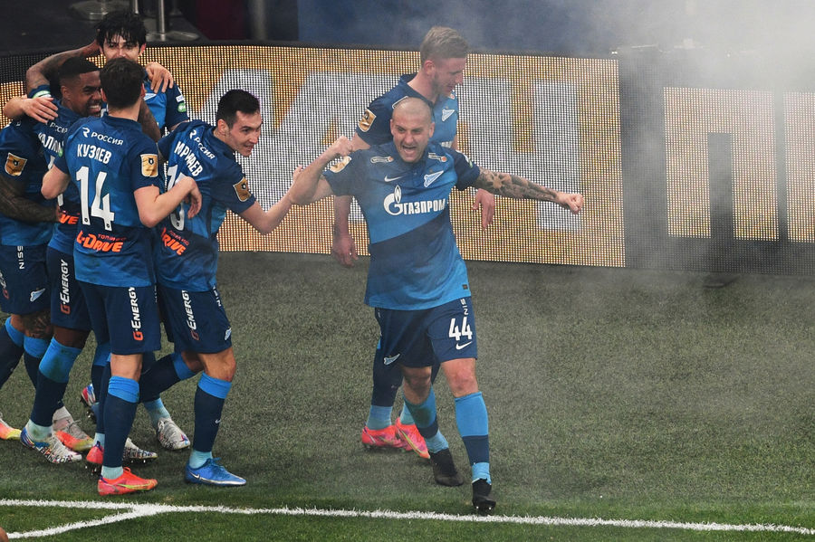 Игроки ФК &laquo;Зенит&raquo; радуются забитому голу в&nbsp;матче 28-го тура чемпионата России по&nbsp;футболу среди клубов Премьер-лиги между&nbsp;командами ФК &laquo;Зенит&raquo; (Санкт-Петербург) и ФК &laquo;Локомотив&raquo; (Москва), 2&nbsp;мая 2021&nbsp;года
