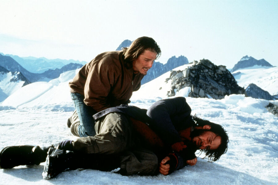 <b>«Выжить» (1992)</b>
<br><br>
Итан Хоук сыграл одного из&nbsp;главных героев — регбиста Нандо Паррадо, летевшего с&nbsp;матерью и сестрой, которые погибли в&nbsp;результате крушения. Нандо становится тем человеком, который решается искать помощи и вместе с&nbsp;другим пассажиром, студентом-медиком Роберто Канессой, помогает спастись оставшимся выжившим. Реальный Нандо Паррадо выступил техническим консультантом картины.
