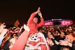 Игрок «Спартака» Денис Глушаков (в центре) празднует вместе с болельщиками досрочную победу в чемпионате России у стадиона «Открытие Арена» в Москве