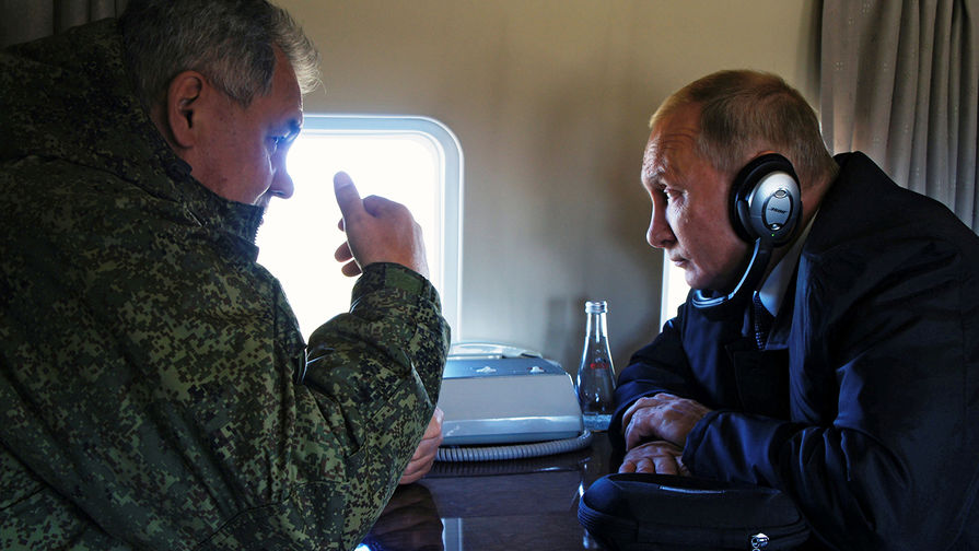 Министр обороны России Сергей Шойгу и президент Владимир Путин во время пролета над забайкальским полигоном «Цугол» во время военных маневров «Восток-2018», 13 сентября 2018 года