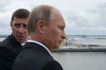 Владимир Путин (на первом плане) и директор департамента капитальных вложений Министерства регионального развития РФ Владимир Коган (на втором плане) во время осмотра нового комплекса защитных сооружений города от наводнений в Санкт-Петербурге, 2011 год