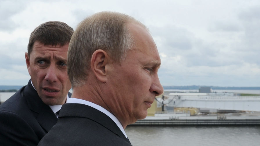 Владимир Путин (на первом плане) и директор департамента капитальных вложений Министерства регионального развития РФ Владимир Коган (на втором плане) во время осмотра нового комплекса защитных сооружений города от наводнений в&nbsp;Санкт-Петербурге, 2011 год