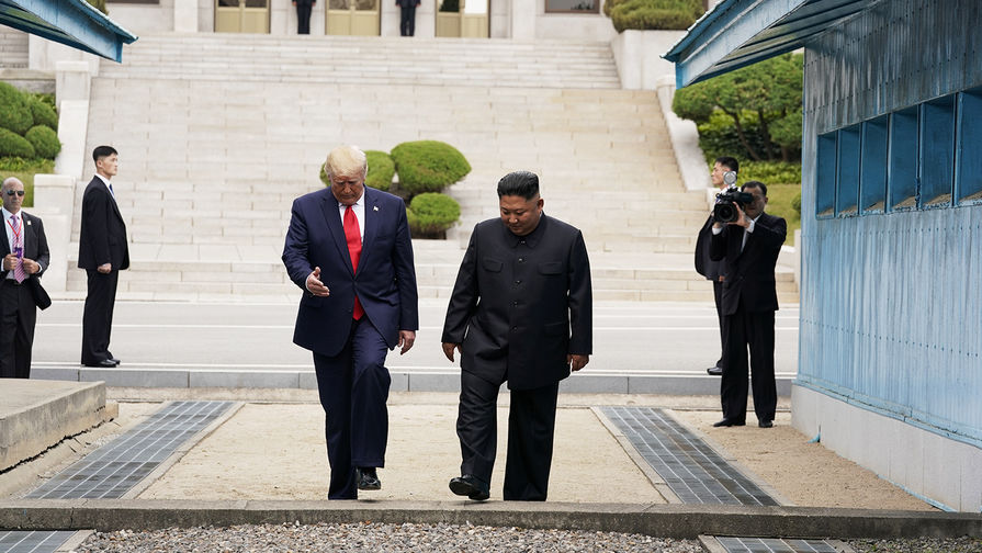 Во время встречи президента США Дональда Трампа и лидера КНДР Ким Чен Ына, 30 июня 2019 года