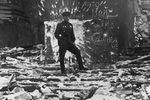 Капитан Олег Рюмин у стен Рейхстага, май 1945 года