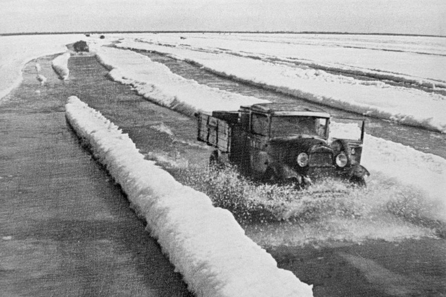 Доставка грузов в&nbsp;осажденный Ленинград по&nbsp;Ладожскому озеру во время Великой Отечественной войны, 1943&nbsp;год 