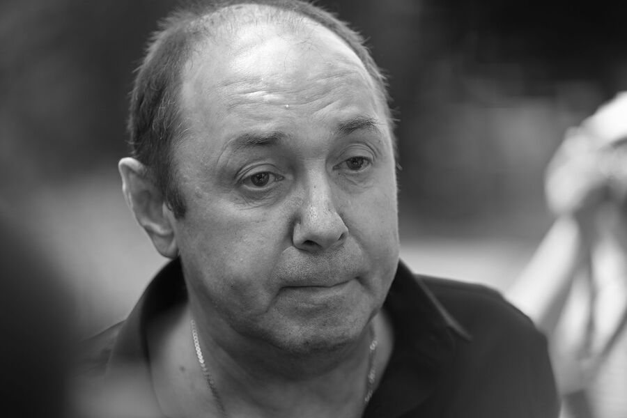 <b>Сергей Кузнецов (6 января 1964 &mdash; 7&nbsp;ноября 2022)</b> &mdash; советский и российский автор песен, музыкант, композитор. Основатель и первый руководитель группы «Ласковый май» (1986), а также целого ряда других групп: «Мама» (1989) (песни группы «Мама» стали широко известны благодаря их исполнению «Ласковым маем»), «Чернила для&nbsp;пятого класса» (1992), «Чернильное небо» (2000), «Стекловата» (2001) и др. Автор хитов «Белые розы», «Розовый вечер», «Маскарад», «Седая ночь», «Старый лес», «Лето», «Тающий снег» и других