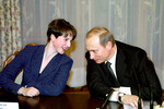 Президент РФ Владимир Путин и серебряный призёр в фигурном катании среди женщин Ирина Слуцкая во время встречи главы государства с российскими спортсменами - победителями XIX зимних Олимпийских игр в Солт-Лейк-Сити, США, 2002 год