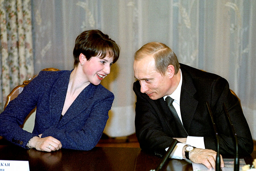 Президент РФ Владимир Путин и серебряный призёр в&nbsp;фигурном катании среди женщин Ирина Слуцкая во время встречи главы государства с&nbsp;российскими спортсменами&nbsp;- победителями XIX зимних Олимпийских игр в&nbsp;Солт-Лейк-Сити, США, 2002&nbsp;год