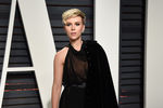 Скарлет Йохансон на «Vanity Fair Oscar Party» в феврале 2017 в платье от Аззедина Алайи