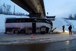 На месте ДТП на трассе «Каспий» около села Вослебово, где автобус «Неоплан» врезался в опору железнодорожного моста, 2 января 2022 года
