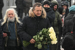 Актер, народный артист РФ Андрей Соколов идет к храму Христа Спасителя на церемонию прощания с народной артисткой СССР Инной Чуриковой, 17 января 2023 года