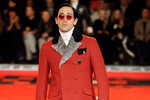 Эдриан Броуди на подиуме во время показа коллекции Prada на Неделе мужской моды в Милане, 2012 год