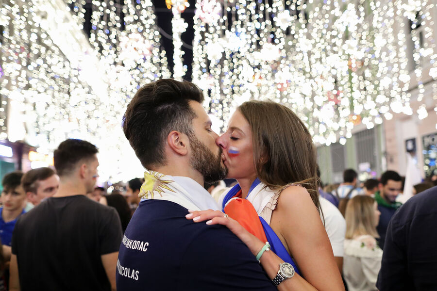 Болельщики сборной России радуются победе в&nbsp;матче группового этапа чемпионата мира по&nbsp;футболу между&nbsp;сборными России и Египта на&nbsp;Никольской улице в&nbsp;Москве, 20&nbsp;июня 2018&nbsp;года