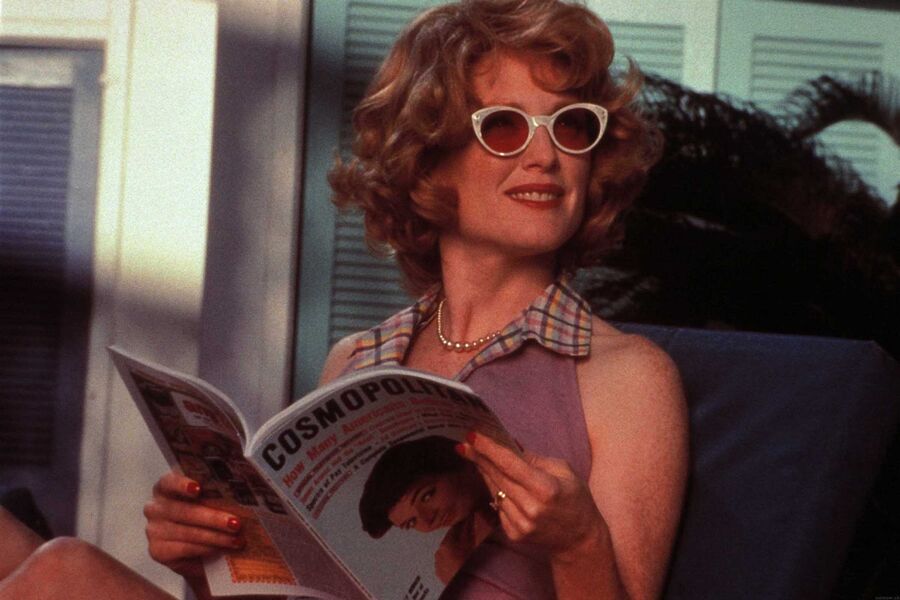 <b>&laquo;Вдали от рая&raquo; (2002)</b>
<br><br>
Жизнь домохозяйки Кэти Уитакер (Джулианна Мур) кажется идеальной: у&nbsp;нее успешный муж, двое прекрасных детей и безупречная репутация. Все рушится, когда Кэти узнает, что супруг ей изменяет. Героиня находит утешение в&nbsp;лице Реймонда &mdash; учтивого и чуткого садовника. Однако их дружба становится поводом для&nbsp;осуждения со стороны консервативного общества, которое не готово принять связь белой женщины и темнокожего мужчины. 