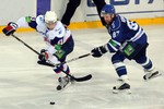 Комаров пытается остановить Максима Афиногенова